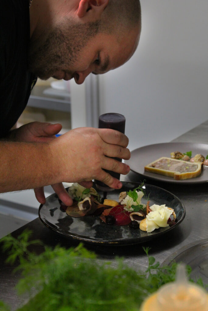 Mise en place d'une assiette entrée de notre restaurant les herbiers